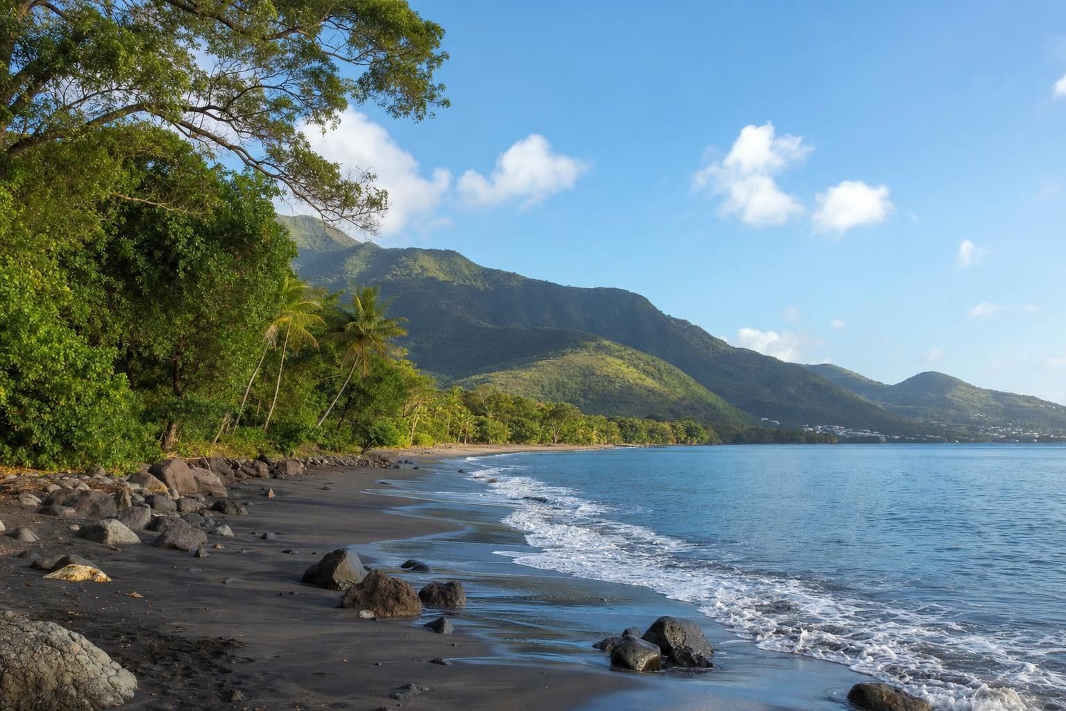 Découvrez Pointe-Noire en Guadeloupe : explorez ses plages paradisiaques et visitez la Maison du Cacao pour une expérience culturelle et gourmande unique.