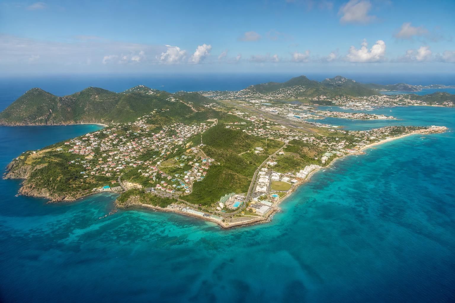 Découvrez Saint-Martin aux Antilles : explorez ses plages paradisiaques et profitez d'activités incontournables pour des vacances inoubliables.